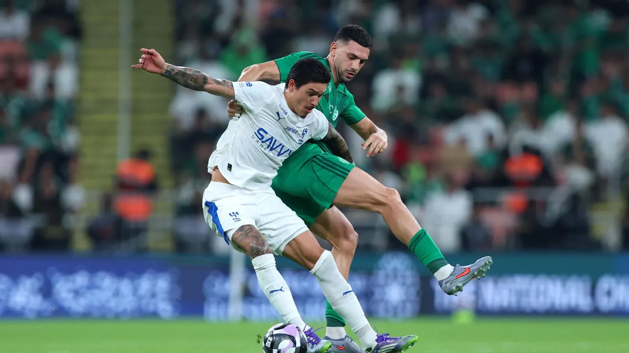ما القنوات الناقلة لديربي السعودية بين الهلال والأهلي في دوري روشن السعودي 2025-2026؟ وكيف تشاهدها عبر الإنترنت؟